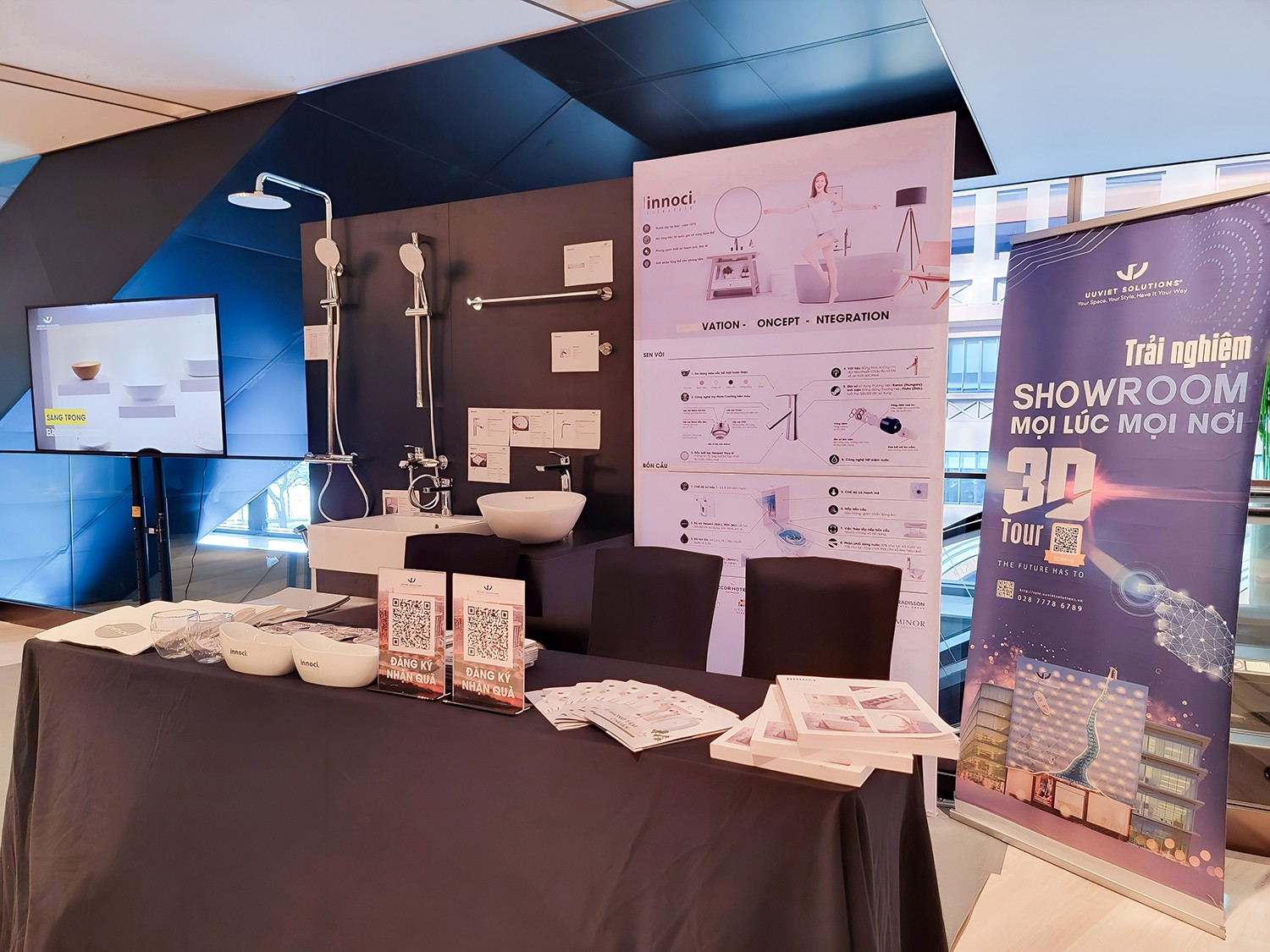 Gian hàng trưng bày trọn bộ sản phẩm Innoci cho không gian phòng tắm tại Lumi Hà Nội của Uuviet Solutions tại sự kiện ra mắt dự án