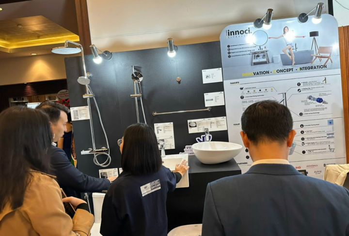 Khu trưng bày sản phẩm thiết bị phòng tắm Innoci được sử dụng trong các căn hộ chung cư Lumi Hà Nội của Uuviet Solutions tại sự kiện ra mắt dự án.