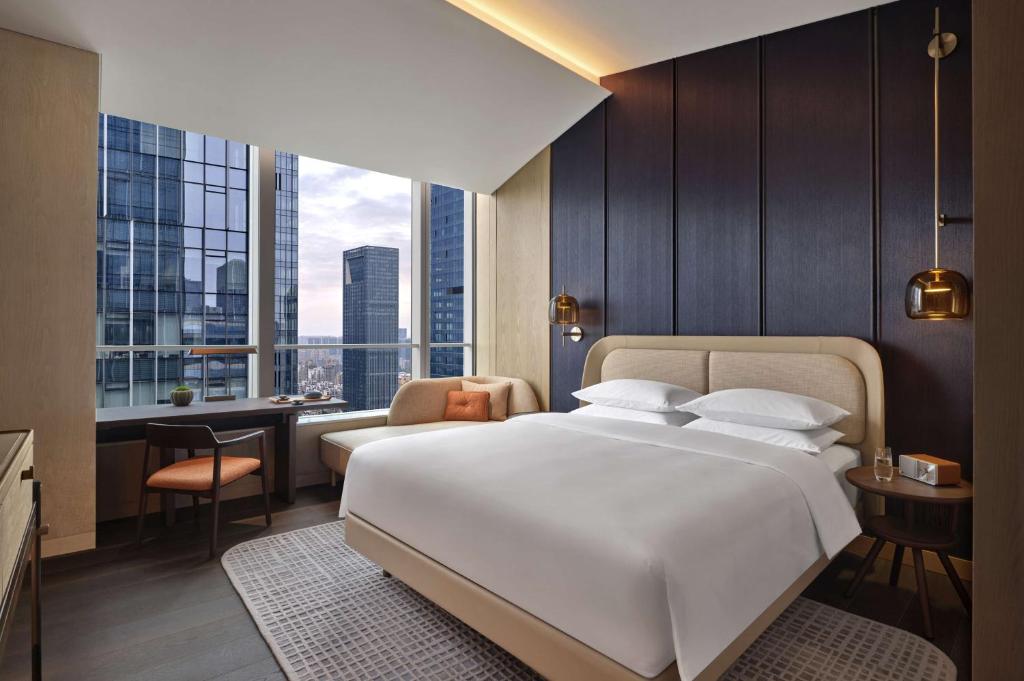 Giường trong phòng chung tại Andaz Nanjing Hexi, By Hyatt