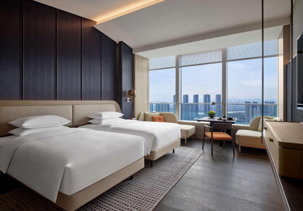 Giường trong phòng chung tại Andaz Nanjing Hexi, By Hyatt