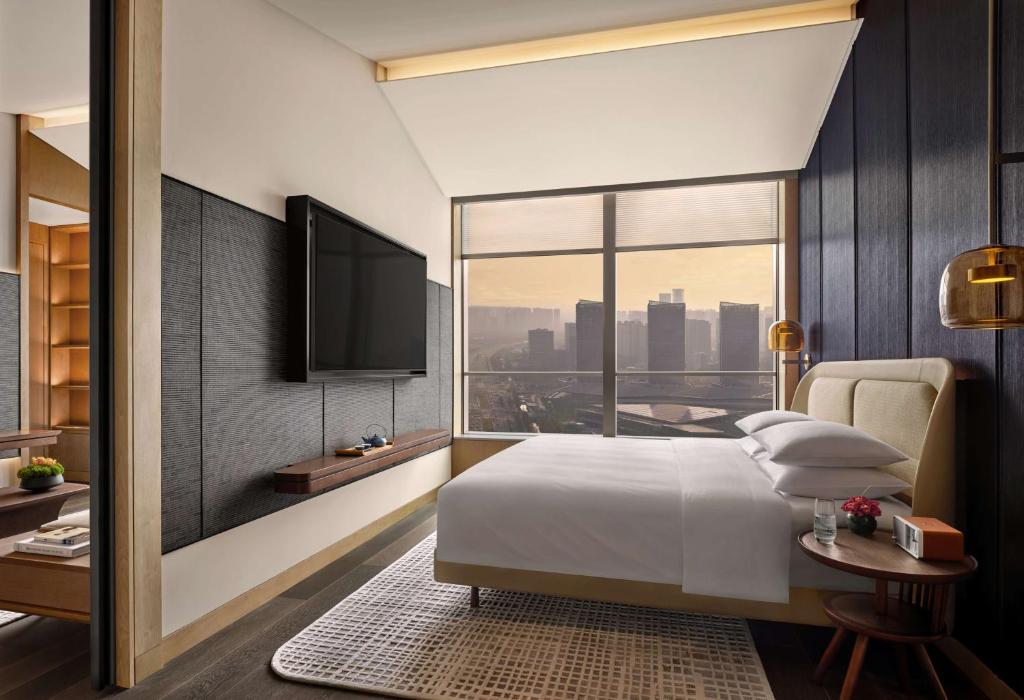 Giường trong phòng chung tại Andaz Nanjing Hexi, By Hyatt