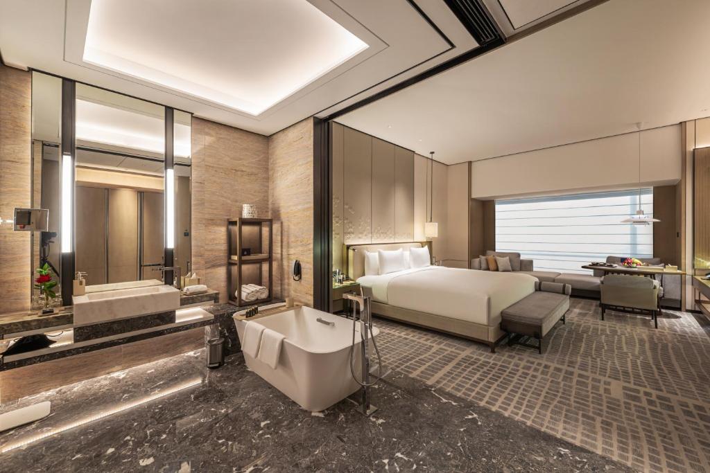 Giường trong phòng chung tại Narcissus The Royal Hotel